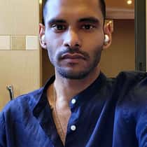 Mo